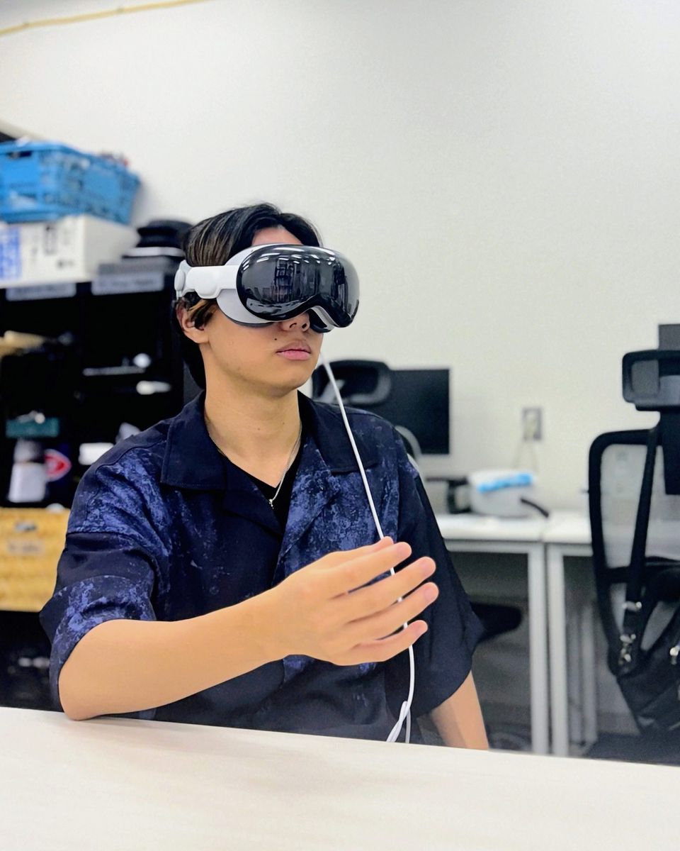 VRヘッドセットを用いた研究の様子